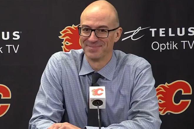 Ryan Huska je hlavným trénerom Calgary Flames.