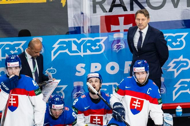Na snímke vpravo tréner slovenskej hokejovej reprezentácie Vladimír Országh a vľavo asistent trénera Ján Pardavý spolu s hráčmi počas zápasu základnej A-skupiny Slovensko - Francúzsko na 88. majstrovstvách sveta v ľadovom hokeji vo švédskom Štokholme 14. mája 2025.