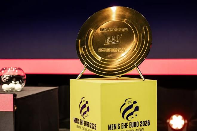 Trofej pre majstra Európy v hádzanej mužov v roku 2026 pri žrebe základných skupín šampionátu.