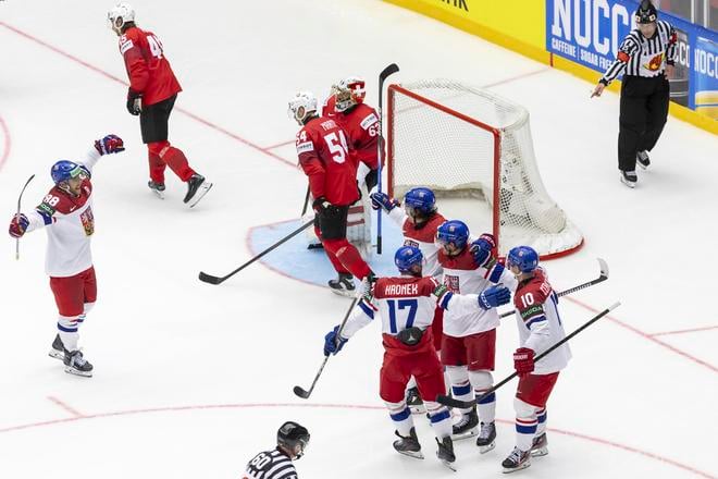 Radosť českých hokejistov po góle vo švajčiarskej sieti na MS v hokeji 2025. Salvatore Di Nolfi/Keystone via AP