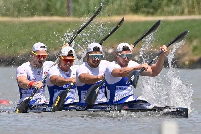 Slovenský štvorkajak v zložení Samuel Baláž, Denis Myšák, Csaba Zalka a Adam Botek vo finále K4 na 500 m na ME v kanoistike v maďarskom Szegede  - ilustračné foto TASR/DUNA/MTI/Tamas Kovacs. 