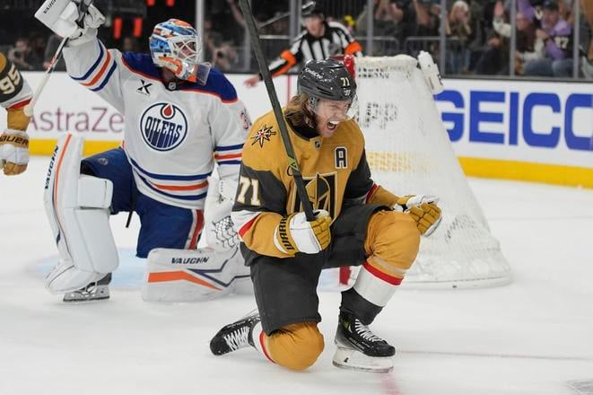 William Karlsson (v popredí uprostred) sa raduje po strelení gólu v druhom semifinále Západnej konferencie zámorskej NHL Edmonton Oilers - Vegas Golden Knights. 