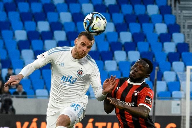 Lukáš Pauschek (vľavo) má na konte už osem majstrovských titulov, všetky oslavoval ako hráč Slovana Bratislava.