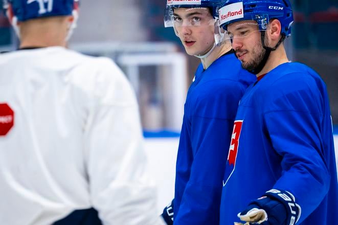 Na snímke slovenskí hokejisti, zľava Matej Kašlík, Dalibor Dvorský a Patrik Hrehorčák počas tréningu na MS. 