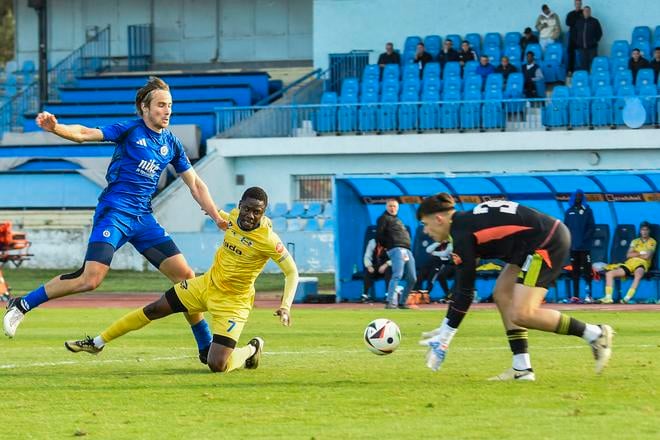 Momentka zo zápasu Slovan Bratislava B - Humenné 1:1.