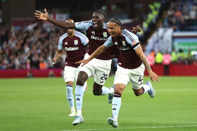 Hráč Aston Villy Boubacar Kamara (vpravo) sa teší z gólu v sieti Tottenhamu. Zo stretnutia Aston Villa - Tottenham Hotspur.