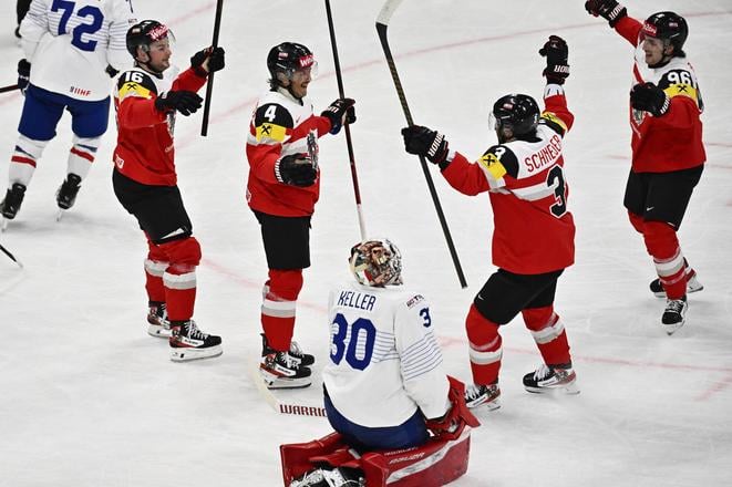 Francúzsky brankár Antoine Keller nemôže uveriť, aký gól práve inkasoval z hokejky Ramóna Schnetzera (č. 3).