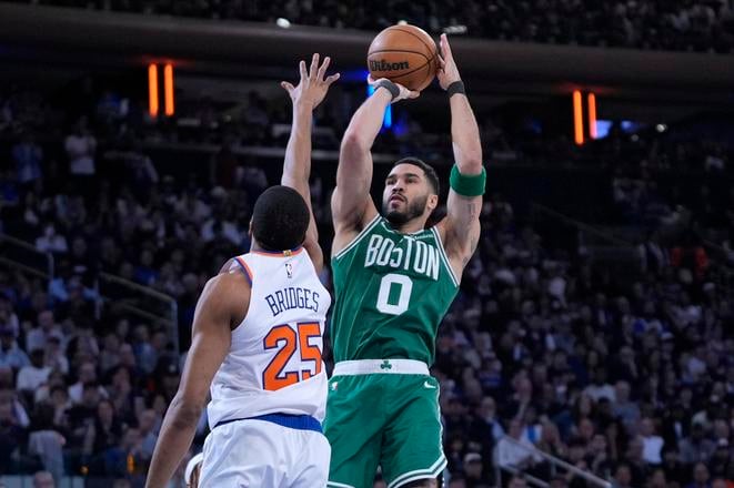 Na snímke hráč Bostonu Jayson Tatum (vpravo) a hráč New Yorku Mikal Bridges bojujú o loptu v zápase 2. kola play off semifinálovej série Východnej konferencie zámorskej NBA Boston Celtics - New York Knicks.