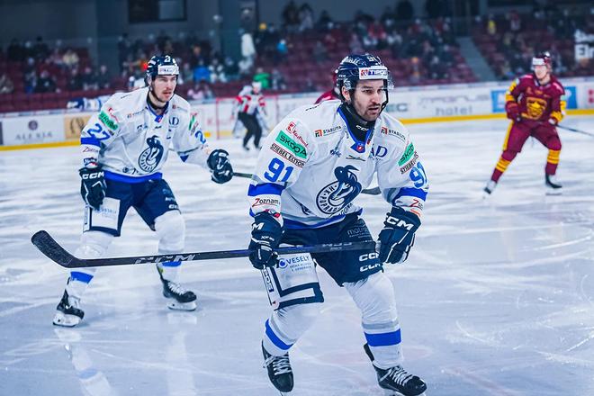 Andrew Calof a za ním Adam Cracknell vytvorili najúdernejšiu útočnú dvojicu v uplynulom ročníku extraligy.
