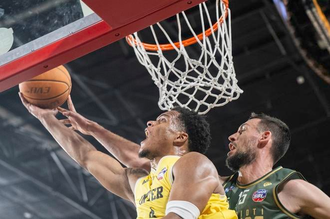 Interista Shamiel Stevenson (s loptou) zakončuje tiesnený levickým pivotom Borisom Bojanovským. O tvrdé súboje istotne nebude núdza ani v rozhodujúcom piatom stretnutí.
