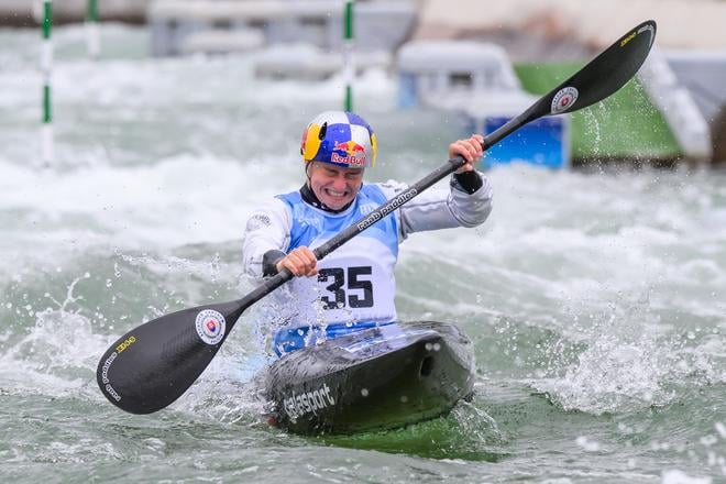 Na snímke slovenská vodná slalomárka Zuzana Paňková v cieli finálovej jazdy počas pretekov v kategórii K1 na majstrovstvách Európy vo vodnom slalome vo francúzskom Vaires-sur-Marne pri Paríži.
