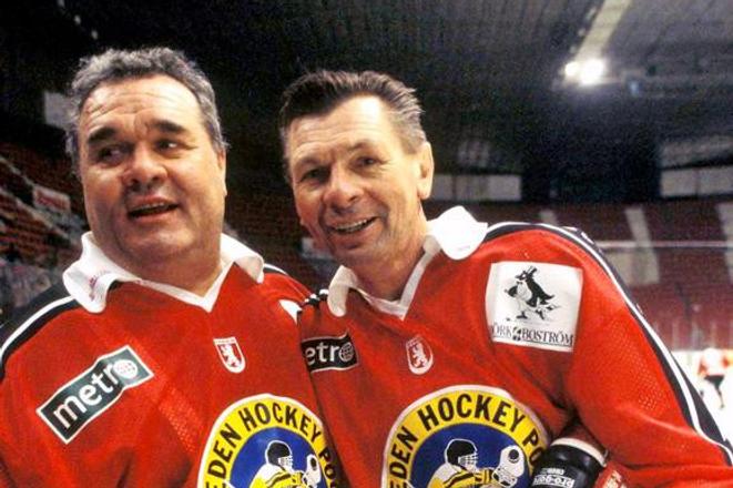 Dvojica rodákov zo Slovenska Vladimír Dzurilla a Stan Mkita na ľade arény Hovet pri exhibičnom zápase hokejový legiend počas MS 1995 v Štokholme.