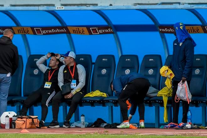 Pohľad na lavičku Humenného po konečnom hvizde remízového zápasu na Pasienkoch.