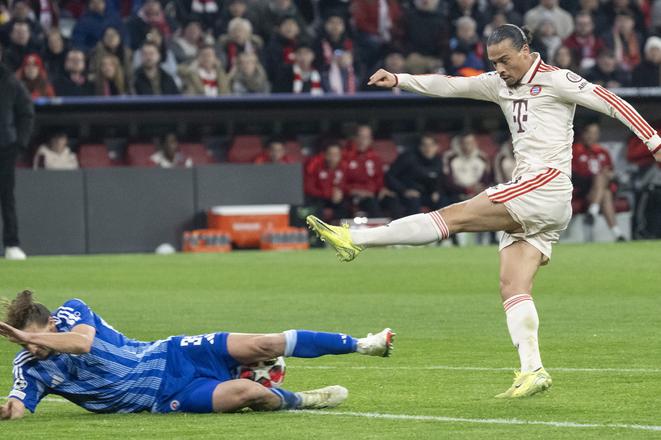 Na snímke sprava Leroy Sané (Bayern) a Július Szöke (Slovan) počas zápasu záverečného 8. kola ligovej fázy Ligy majstrov vo futbale Bayern Mníchov - Slovan Bratislava.