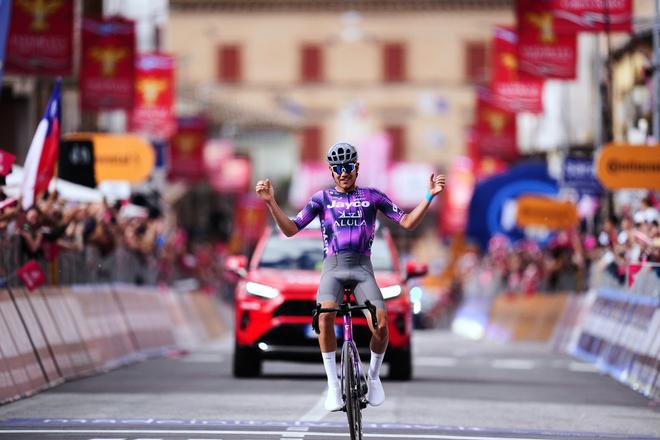 Austrálčan Luke Plapp v cieli 8. etapy the Giro d'Italia z Giulianova do Castelraimonda.