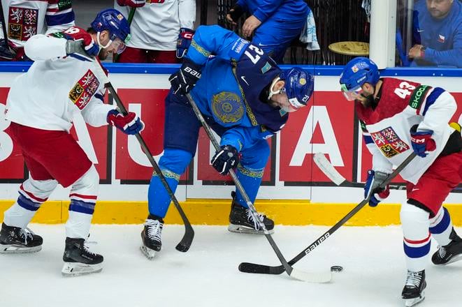 Kazašský hráč Arťom Likhotnikov v akcii počas zápasu B-skupiny Česko - Kazachstan na MS v ľadovom hokeji v dánskom Herningu.