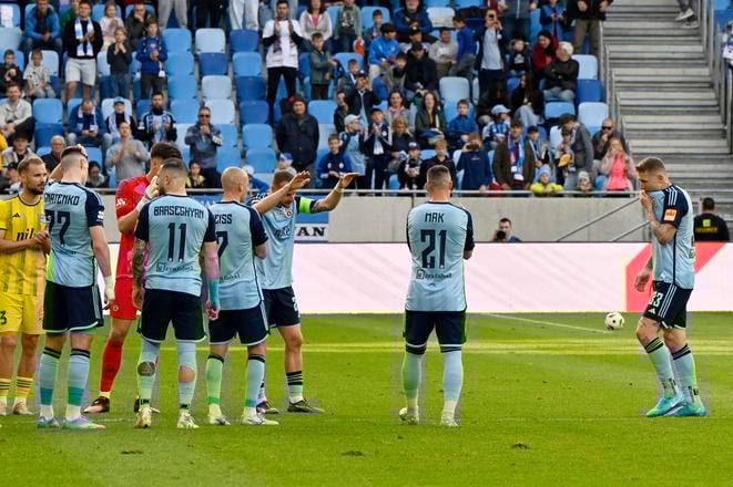 Juraj Kucka (Slovan) sa lúči s hráčskou kariérou so spoluhráčmi a fanúšikmi v záverečnom 10. kole nadstavbovej časti Niké ligy v skupine o titul ŠK Slovan Bratislava - FC Košice.