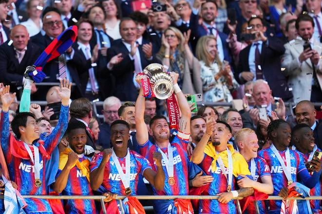 Futbalisti Crystal Palace oslavujú triumf v anglickom F.A. Cupe.