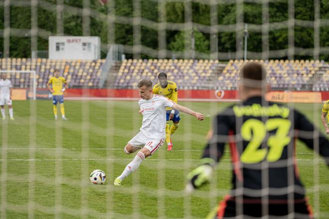 Banskobystričan Martin Rymarenko premieňa pokutový kop proti brankárovi Budinskému, znížil na 2:3 z pohľadu Dukly. 
