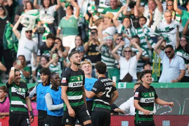 Pedro Goncalves zo Sportingu Lisabon oslavuje gól v sieti súpera - Vitorie SC.