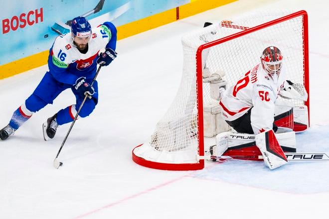 Na snímke zľava Róbert Lantoši (Slovensko) a kanadský brankár Jordan Binnington počas zápasu A-skupiny Kanada - Slovensko na 88. majstrovstvách sveta v ľadovom hokeji 17. mája 2025 v Štokholme.