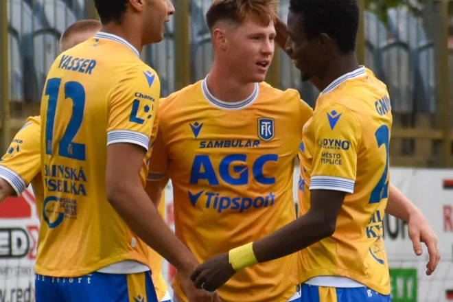 Daniel Danihel (v strede) sa teší po premiérovom góle v drese FK Teplice v českej najvyššej súťaži.