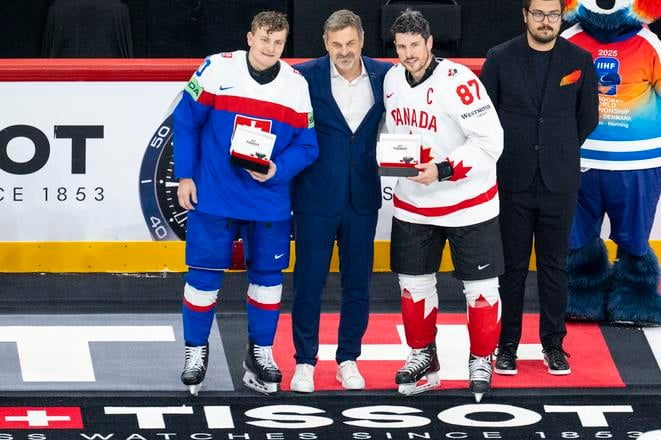 Najlepší hráči zápasu, vľavo Adam Sýkora (Slovensko) a vpravo Sidney Crosby (Kanada) po zápase A-skupiny Kanada - Slovensko.