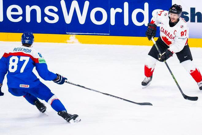 Na snímke zľava Pavol Regenda (Slovensko) a Sidney Crosby (Kanada) počas zápasu A-skupiny Kanada - Slovensko na 88. majstrovstvách sveta v ľadovom hokeji 17. mája 2025 v Štokholme.