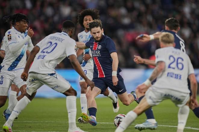 Hráč PSG Chviča Kvaracchelija (uprostred) počas zápasu záverečného 34. kola francúzskej Ligue 1 Paríž St. Germain - AJ Auxerre v Paríži.