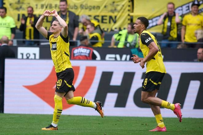 Hráč Dortmundu Marcel Sabitzer (vľavo) sa raduje z gólu počas záverečnéeho 34. kola nemeckej Bundesligy Borusia Dortmund - Holstein Kiel v sobotu 17. mája 2025 v Dortmunde.