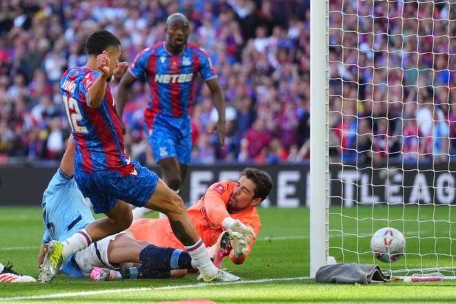 Hráč Daniel Munoz z Crystal Palace strieľa gól, ktorý neskôr nebol uznaný na základe rozhodnutia VAR vo finále FA Cupu Crystal Palace - Manchester City v Londýne 17. mája 2025.