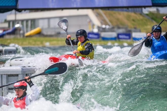 Na snímke zľava francúzska vodná slalomárka  Emma Vuittonová, slovenská vodná slalomárka Soňa Stanovská a česká vodná slalomárka Lucie Nesnídalová v 1. kole pretekov v kategórii kajak cross na majstrovstvách Európy vo vodnom slalome.