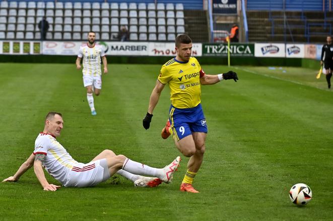 Ján Maslo (vľavo) v 39 rokoch ukončil aktívnu futbalovú kariéru, čo po zápase s Komárnom potvrdil tréner Ružomberka Ondřej Smetana.