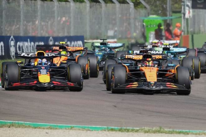 Holandský pretekár F1 Max Verstappen (vľavo) z tímu Red Bull a austrálsky pretekár F1 Oscar Piastri  z tími McLaren počas štartu pretekov VC Emilia Romagna.