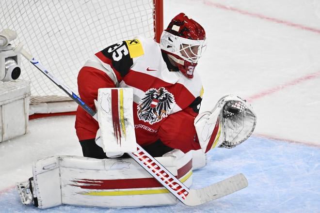 Rakúsky brankár Atte Tolvanen počas MS v hokeji 2025. Christine Olsson/TT News Agency via AP