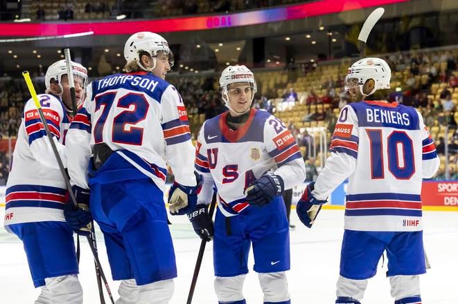 Americkí hokejisti Tage Thompson (druhý vľavo), Jackson Lacombe (vľavo), Zeev Buium (druhý vpravo) a Matty Beniers (vpravo) sa tešia z gólu v zápase B-skupiny Kazachstan - USA.