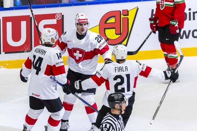 KK75 Herning - Hráč Timo Meier (uprostred) zo Švajčiarska sa teší z gólu so spoluhráčmi Deanom Kukanom (vľavo) a Kevinom Fialom v zápase B-skupiny Maďarsko - Švajčiarsko.