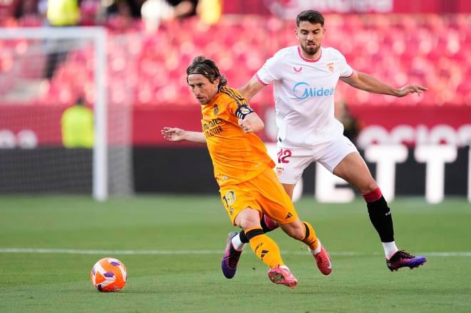 Luka Modrič (vľavo) z Realu Madrid a Alvaro Garcia-Pascual z FC Sevilla počas zápasu 37. kola španielskej La Ligy FC Sevilla - Real Madrid.