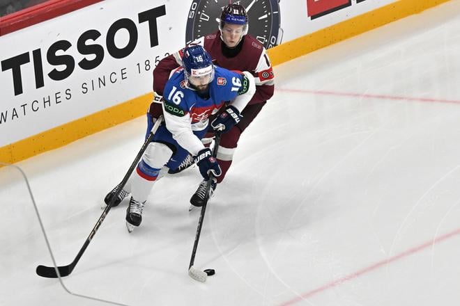 óbert Lantoši (vpredu) a Dans Ločmelis z Lotyšska počas zápasu základnej A- skupiny Slovensko - Lotyšsko.
