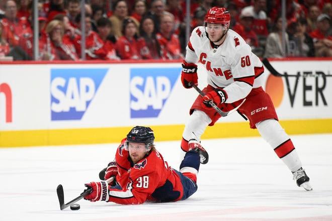 Rasmus Sandin v červenom drese Washington Capitals. AP Photo/Nick Wass