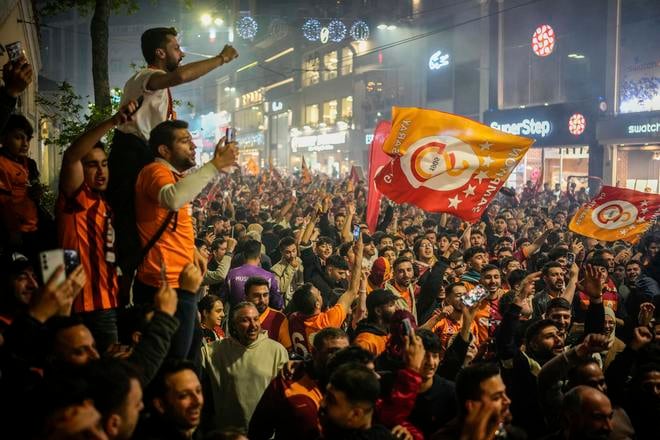 Fanúšikovia Galatasarayu Istanbul oslavujú zisk majstrovskej trofeje v tureckej futbalovej lige.