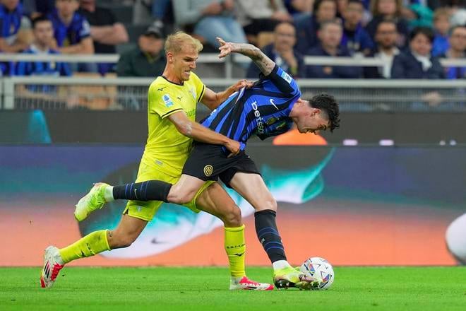 Hráč Interu Miláno Alessandro Bastoni a Gustav Isaksen z Lazia Rím počas zápasu 37. kola talianskej Serie A Inter Miláno - Lazio Rím. Spada//LaPresse via AP