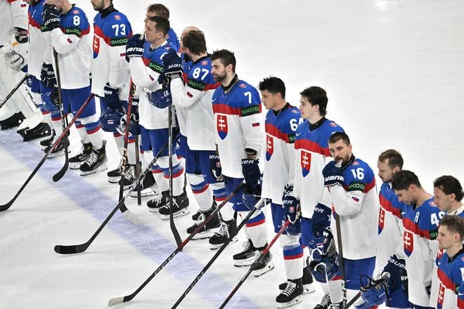 Na snímke slovenskí hokejisti po prehre v zápase A-skupiny Lotyšsko - Slovensko na 88. majstrovstvách sveta v ľadovom hokeji v Štokholme.