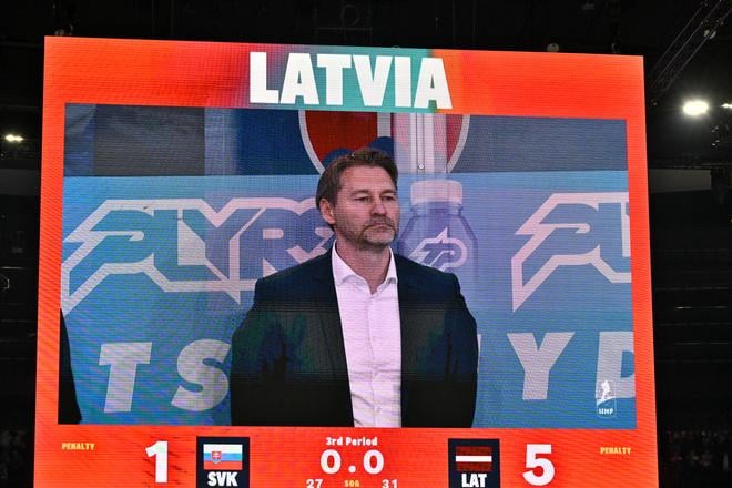 Na snímke tréner slovenskej hokejovej reprezentácie Vladimír Országh po prehre v zápase A-skupiny Lotyšsko - Slovensko.