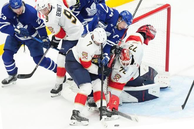 Obranca Floridy Panthers Dmitry Kulikov bojuje o puk s hráčom Toronta Maple Leafs Austonom Matthewsom (34).
