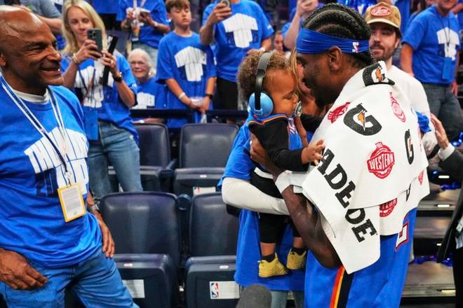Shai Gilgeous-Alexander z tímu Oklahoma City Thunder's drží v náručí svojho syna po rozhodujúcom dueli semifinále Západnej konferencie proti Denveru Nuggets. Oklahoma vyhrala 125:93.