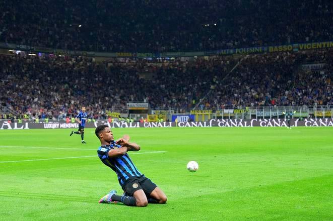 Hráč Interu Miláno Denzel Dumfries oslavuje gól v sieti Lazia. Zo stretnutia 37. kola Serie A  Inter Miláno - Lazio Rím 2:2.