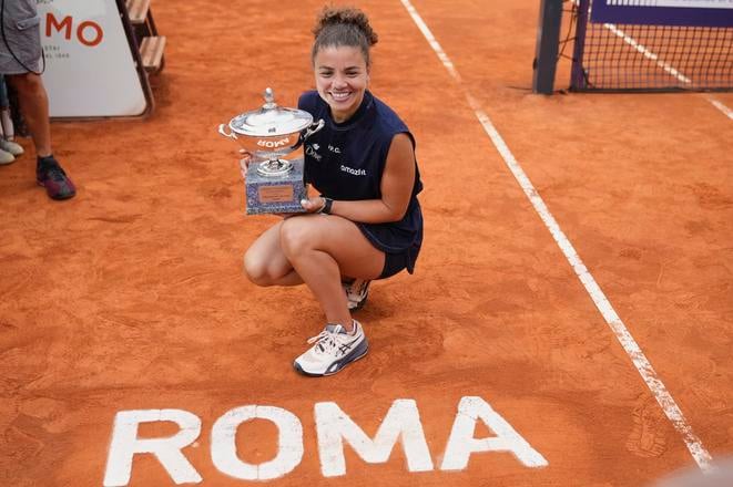 Jasmine Paoliniová s trofejou pre víťazku dvojhry na turnaji WTA 1000 v Ríme.