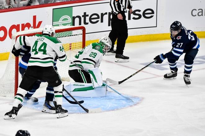 Nikolaj Ehlers pred bránou Dallasu počas play-off NHL. Fred Greenslade/The Canadian Press via AP