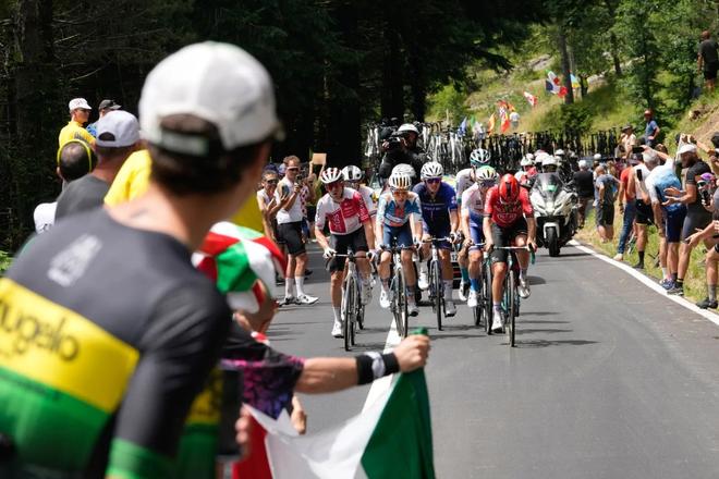 Momentka z Tour de France v roku 2024.